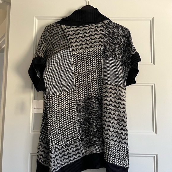 Liz Claiborne Black And White Patchwork Look
Woman's L Short Sleeve Sweater - Picture 3 of 9